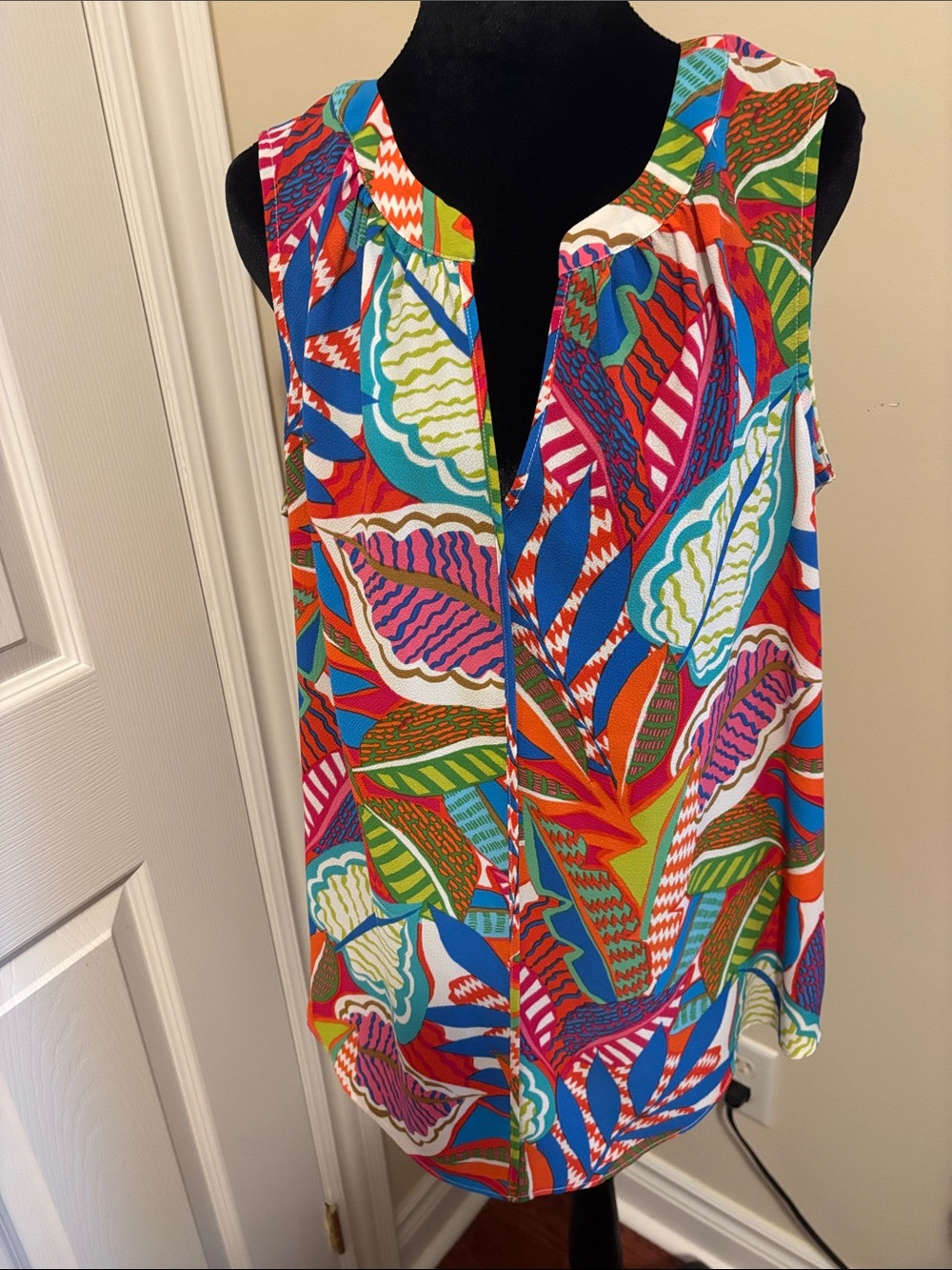 Sleeveless Multicolor light Leaf-Print V-Neck Top